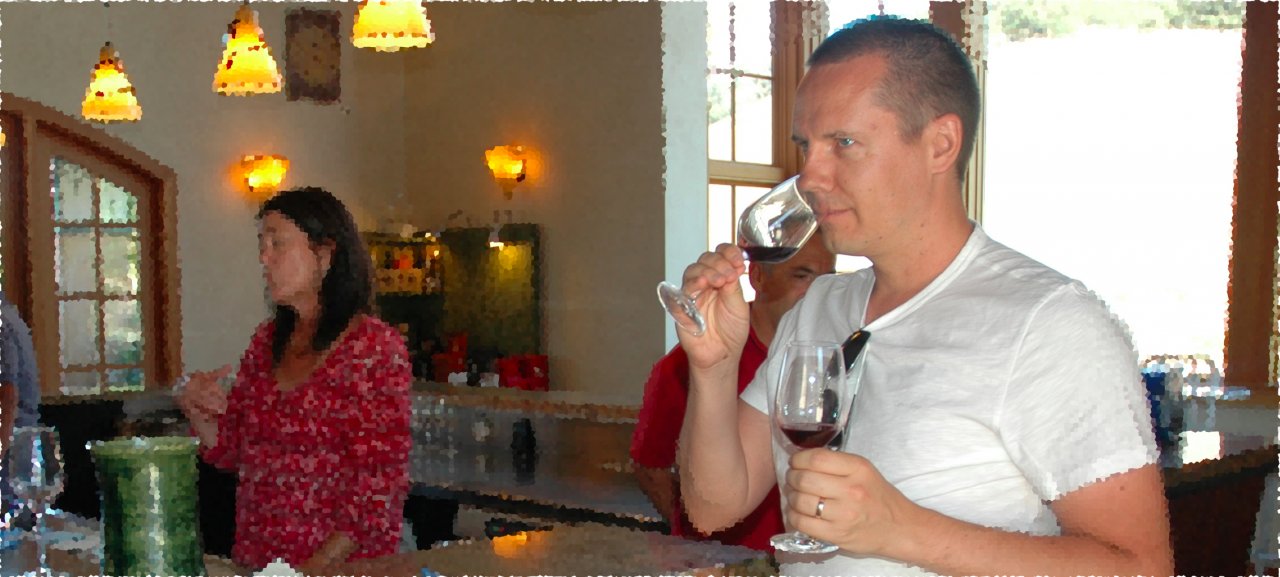 Jyri nuuhkii Pinot Noiria Sonomassa