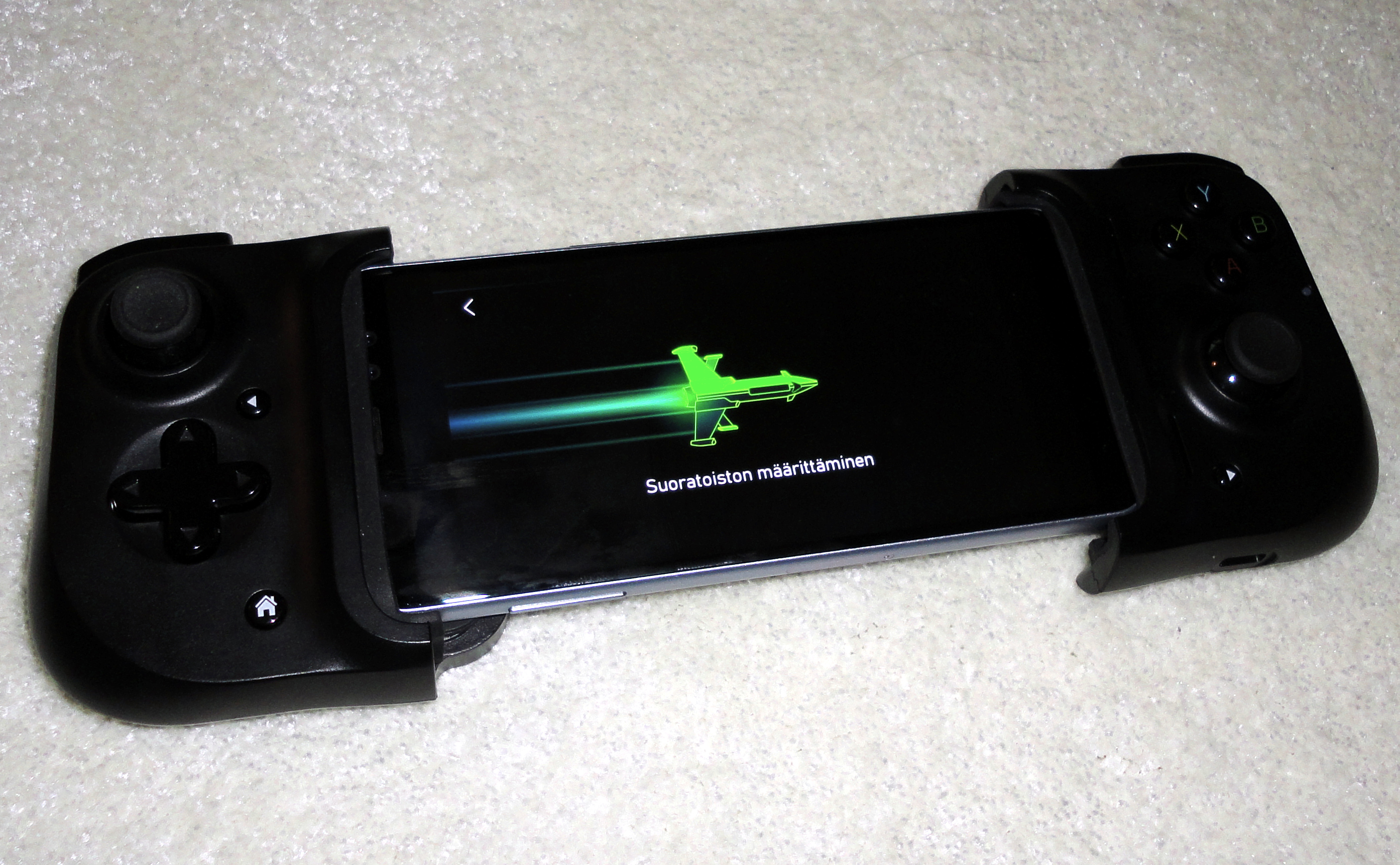 Razer Kishi puhelimeen kiinnitettynä