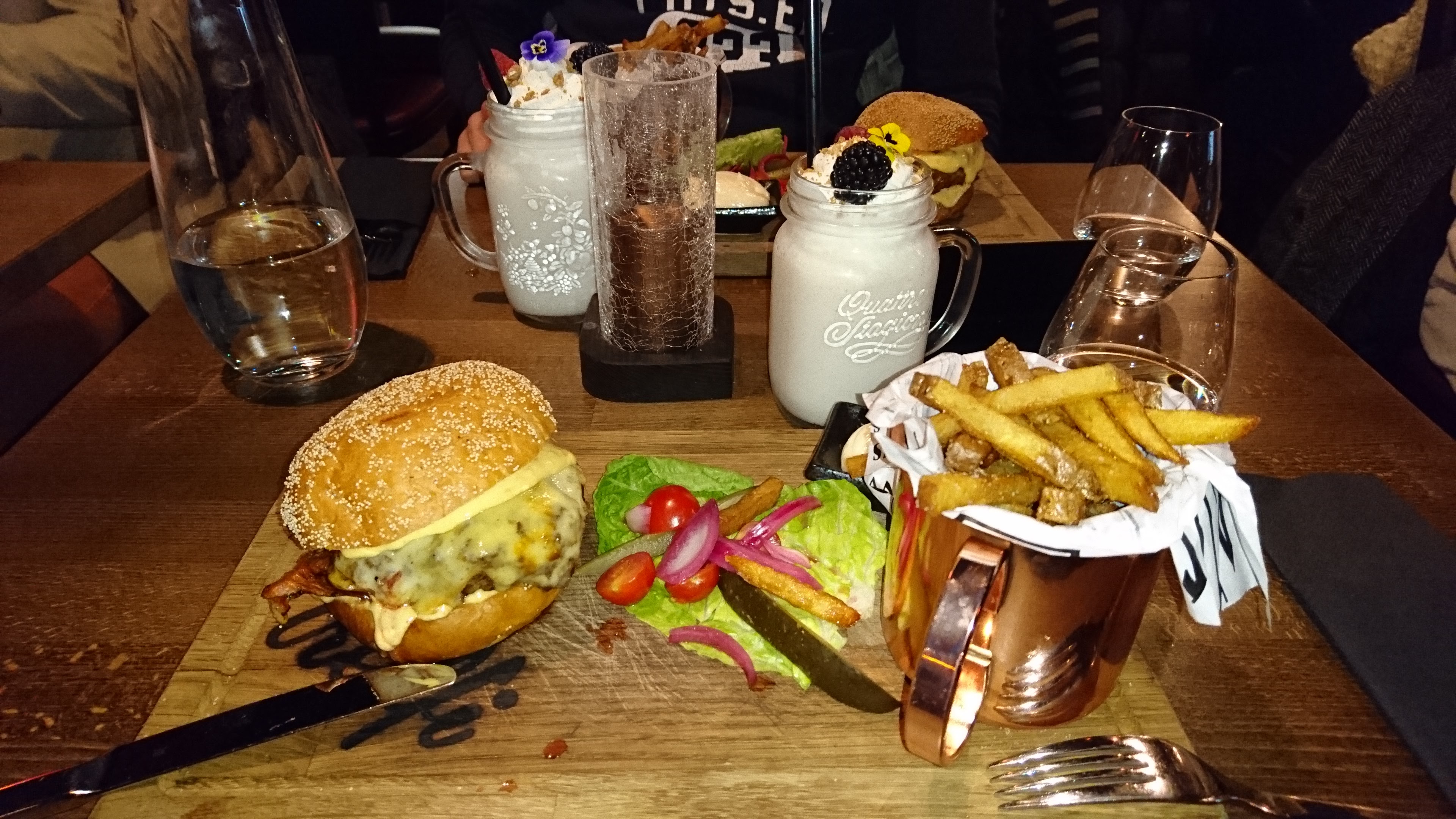 Treffipubin Cheeseburger, asianmukaisesti pirtelön kanssa