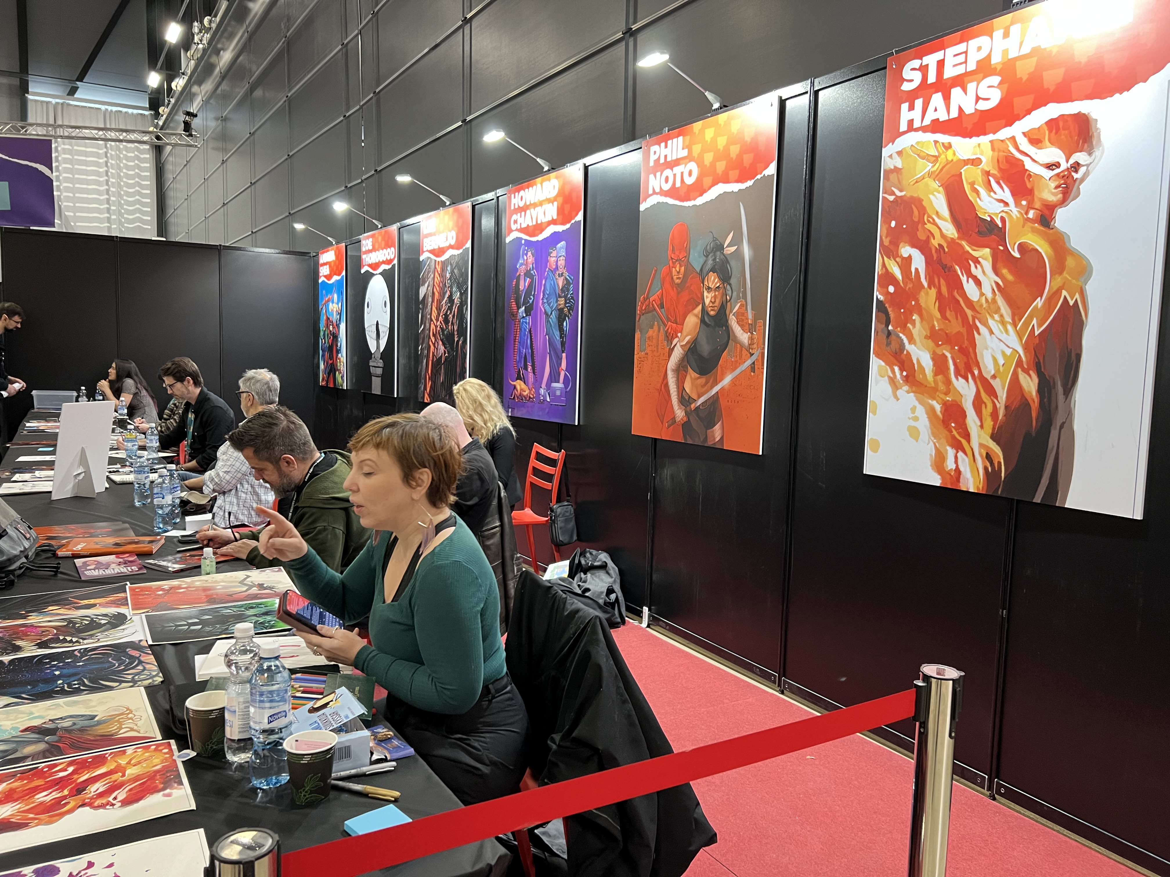 Comic Con Tampere sarjakuvantekijät nimmareita jakamassa