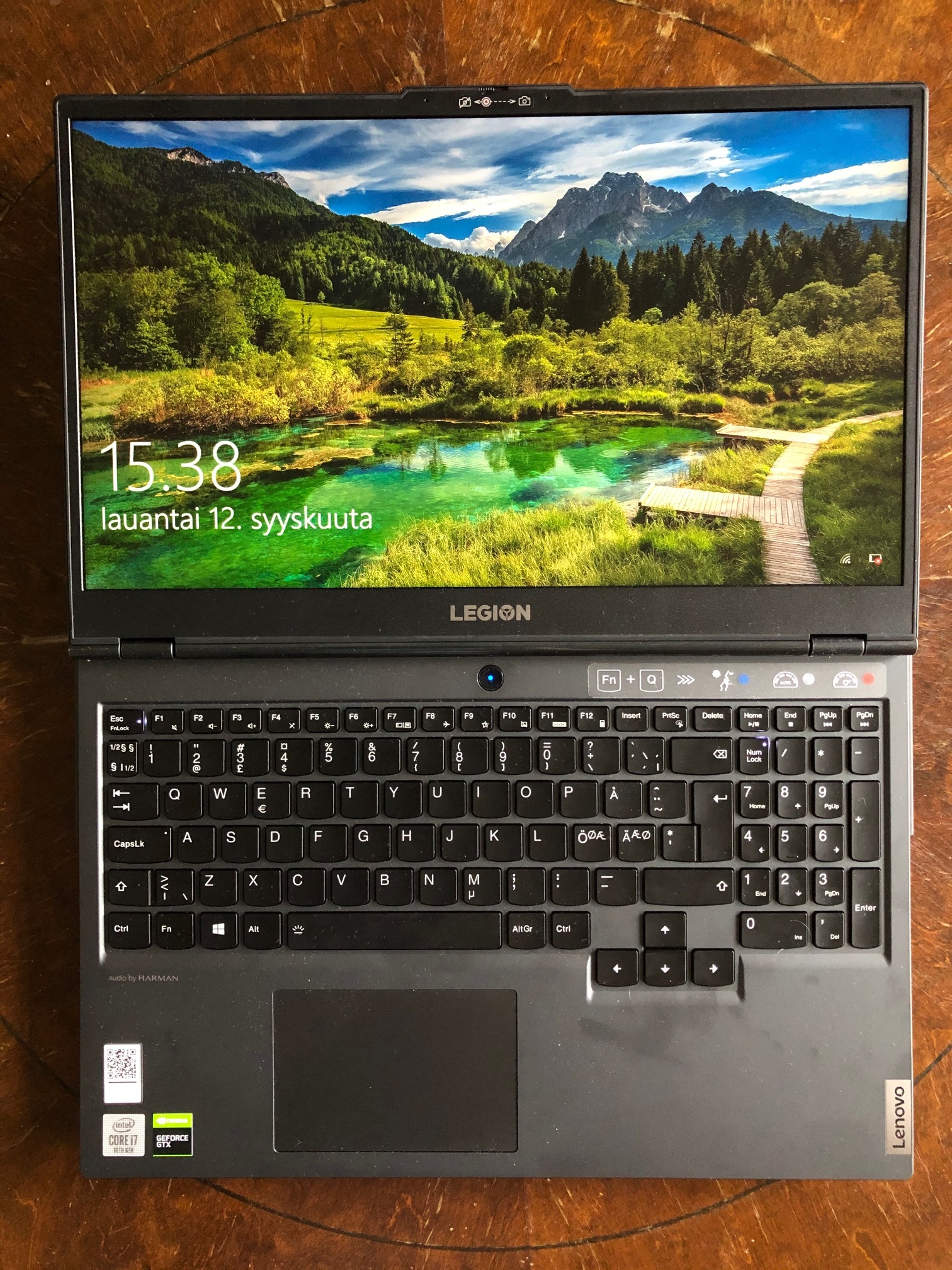 Lenovo Legion 5i -pelikannettava näyttöinensä