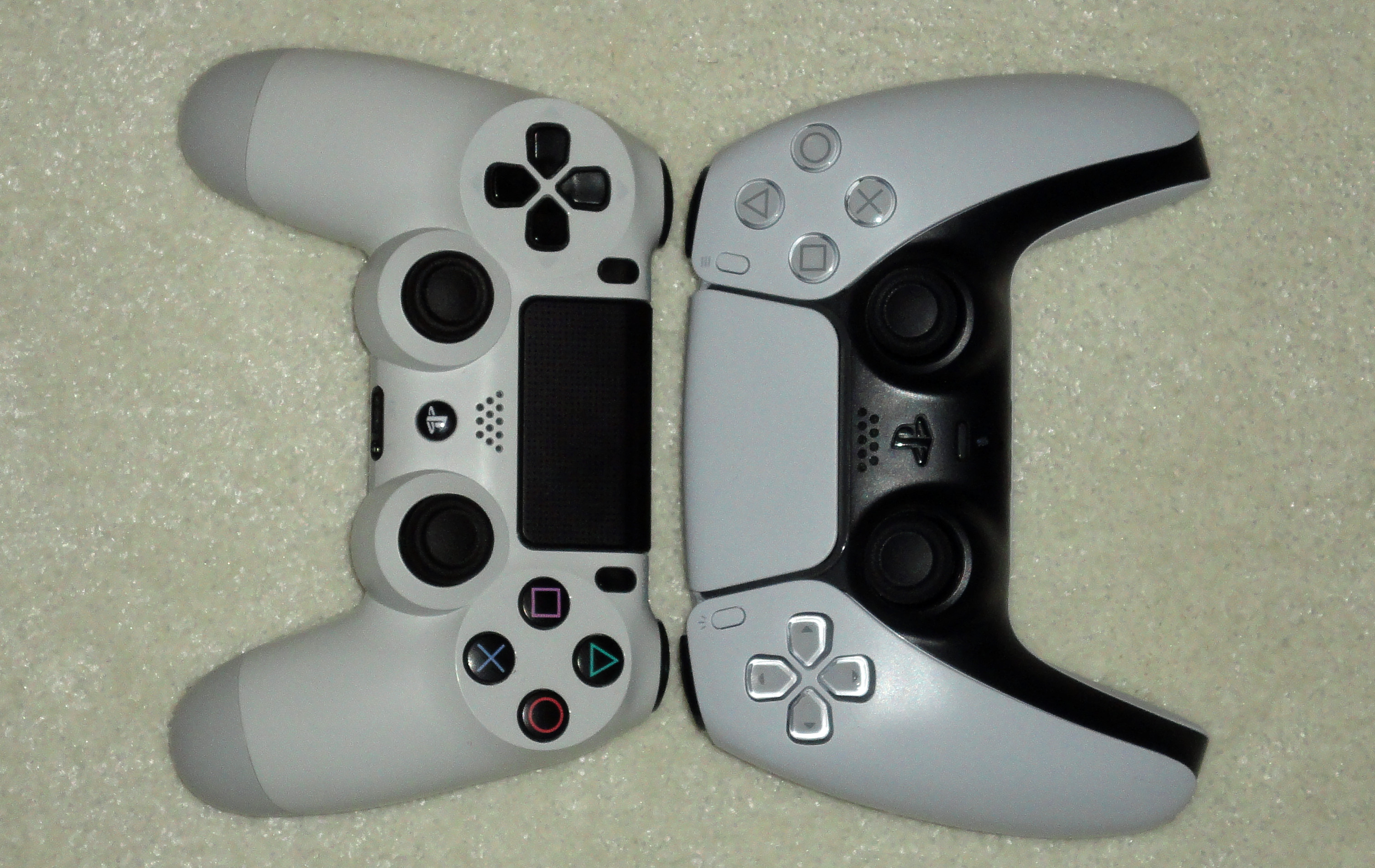PS5 uusi ja vanha ohjain