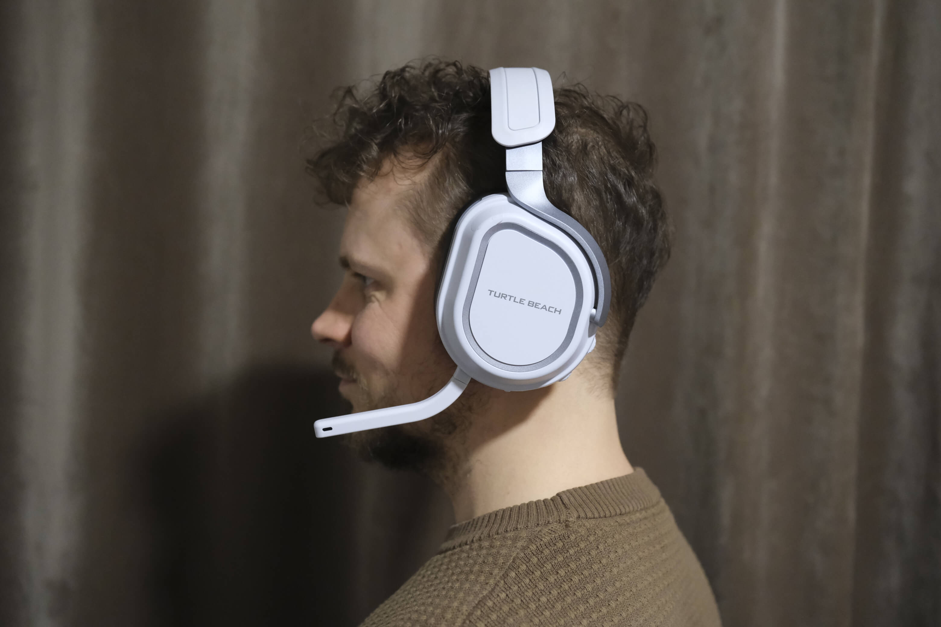 Turtle Beach Stealth 700 kuulokkeet päässä.JPG