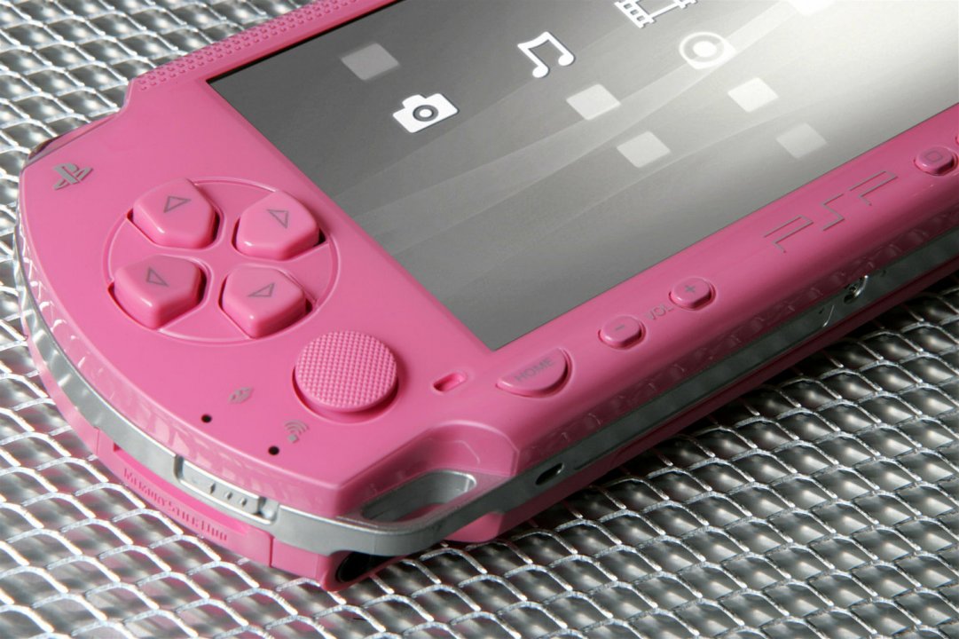 Pinkki PSP aistikkaissa por.. promokuvissa