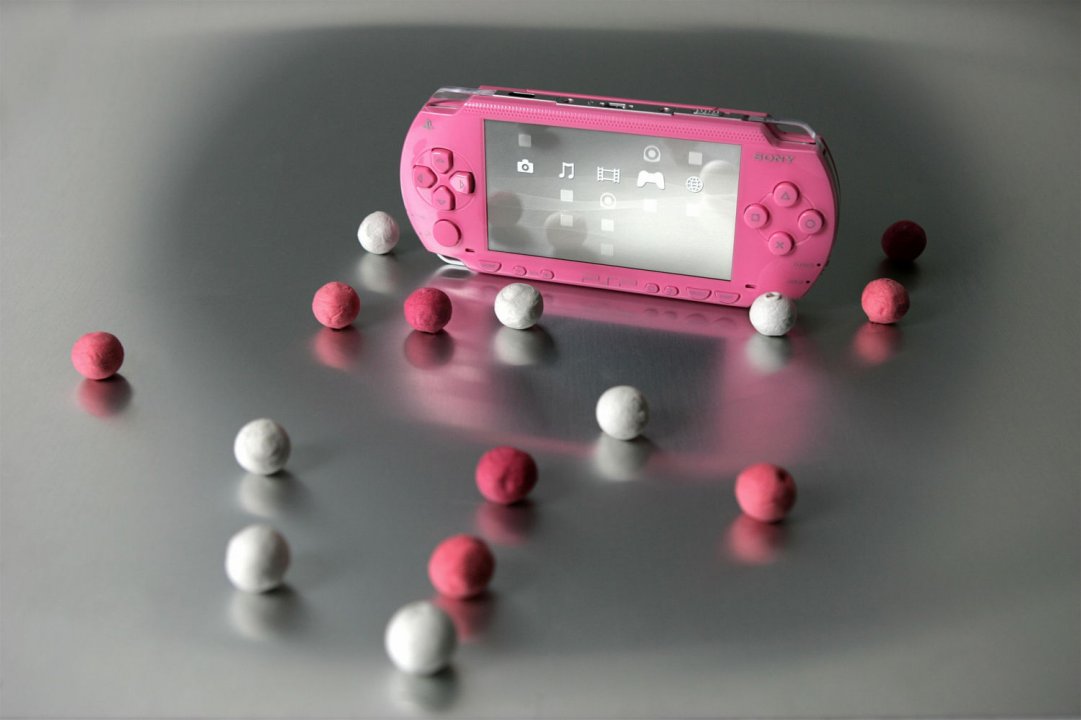 Pinkki PSP aistikkaissa por.. promokuvissa