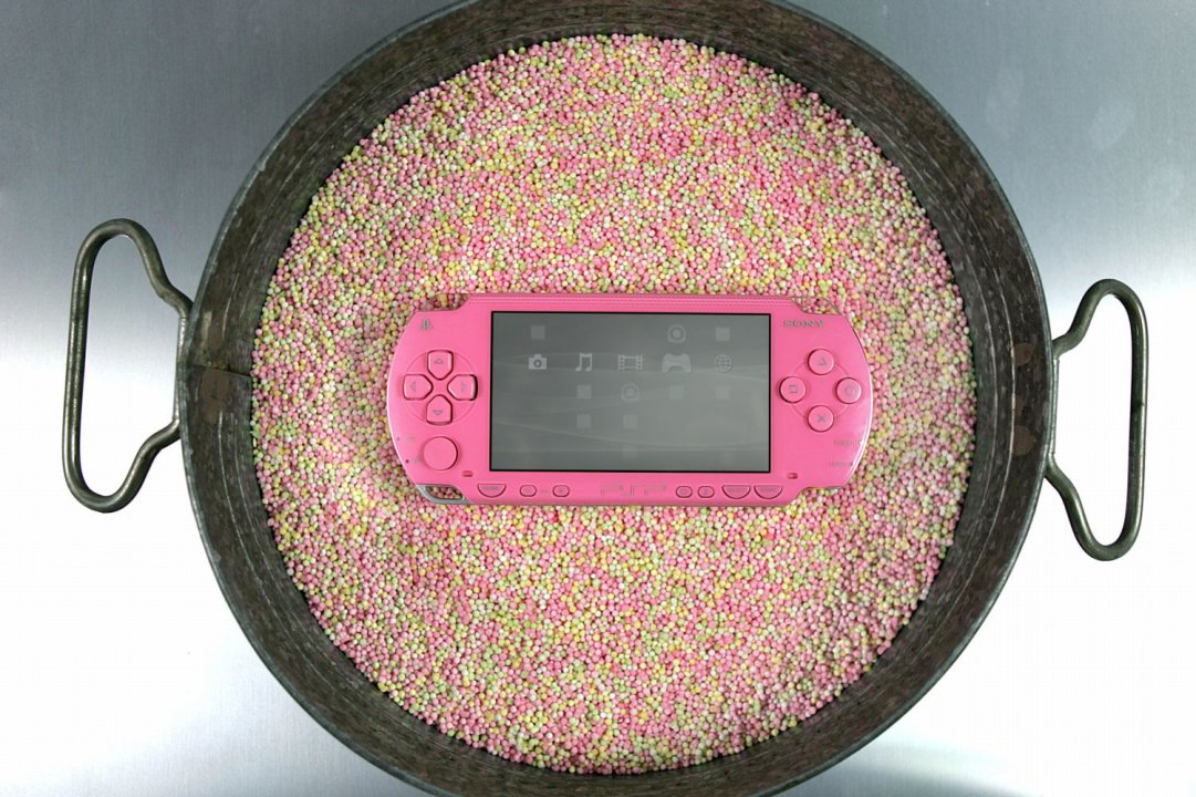 Pinkki PSP aistikkaissa por.. promokuvissa