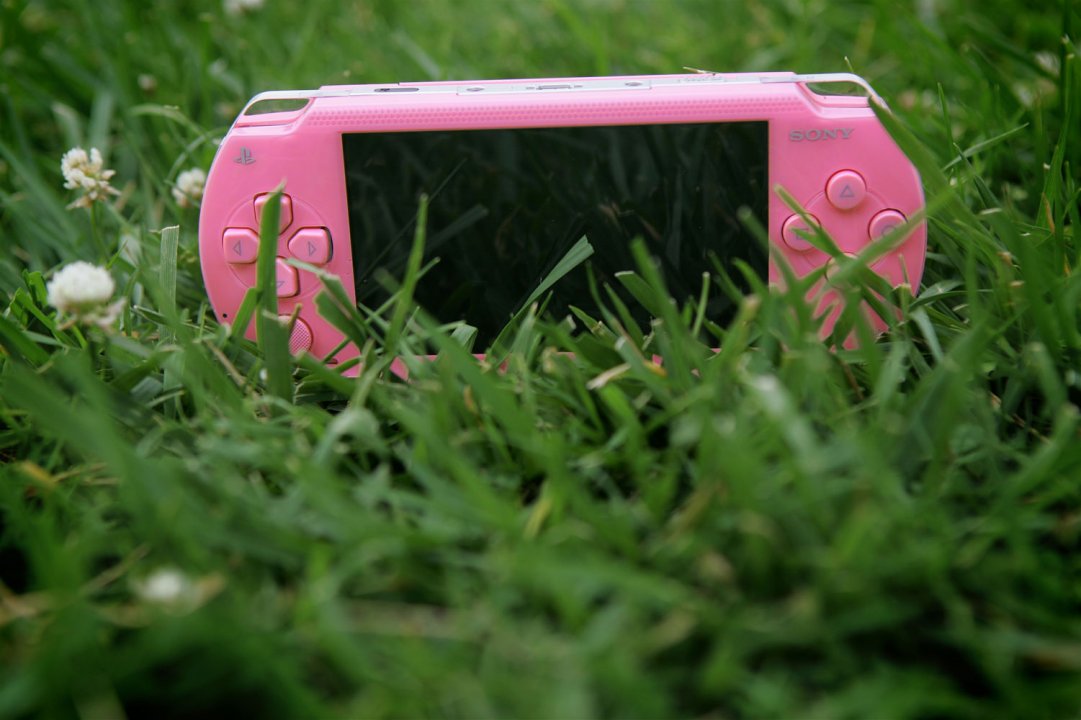 Pinkki PSP aistikkaissa por.. promokuvissa