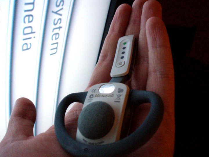 Langaton Xbox 360 -kuulokemikrofoni KonsoliFINin testauspajassa