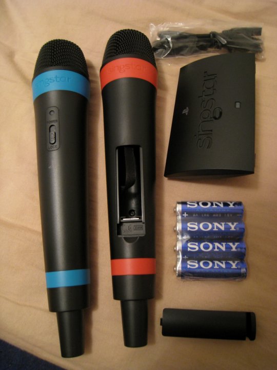 Uusia kuvia langattomista SIngStar-mikeistä