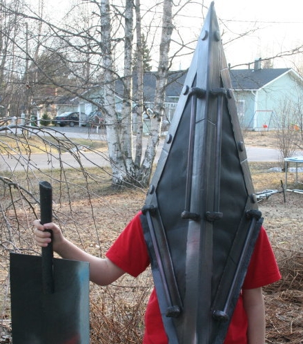 Pyramid Head -kypärä lauantain ajan ylivieskalaispojan päässä, jos 1000 liittyy Facebook-ryhmään