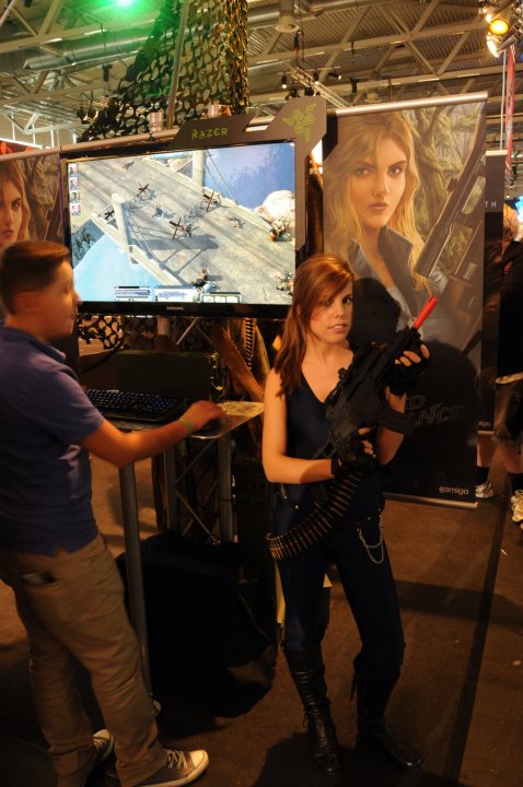 Gamescom: Maistiainen seksikkäistä messutytöistä