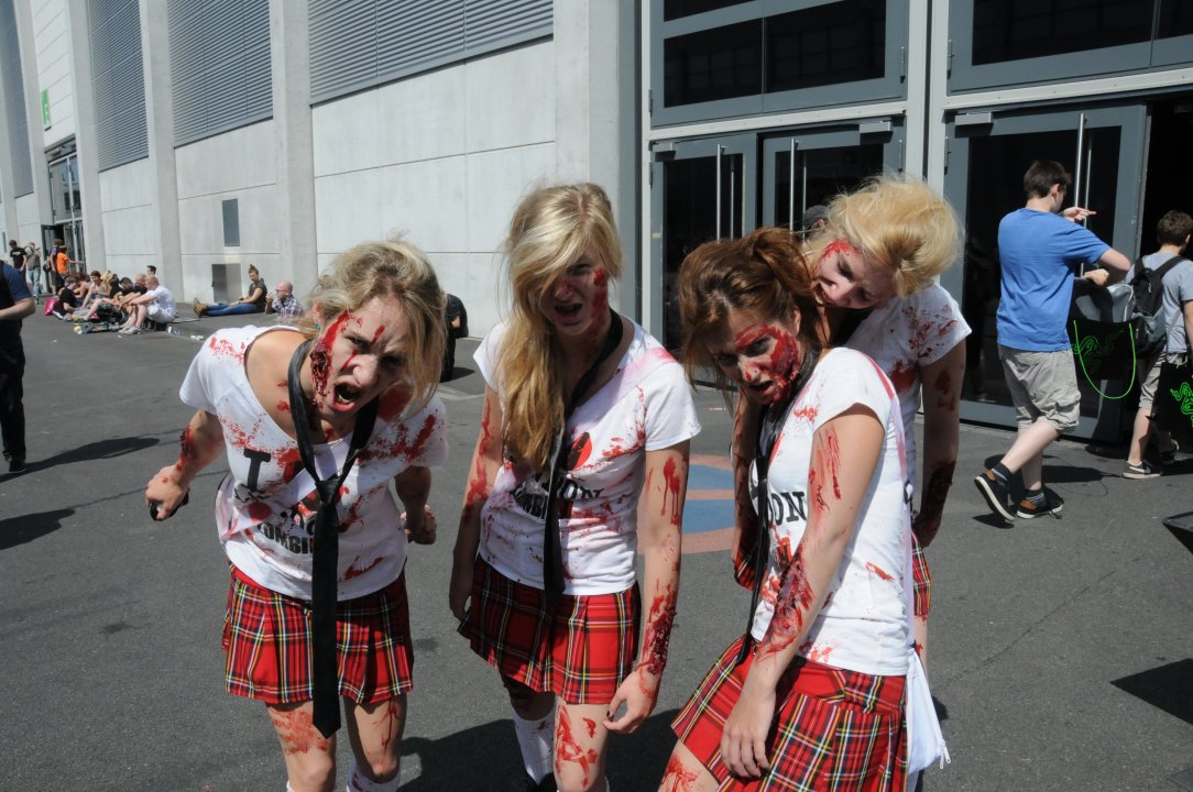 Gamescom: Kuvasatoa seksikkäimmistä messutytöistä