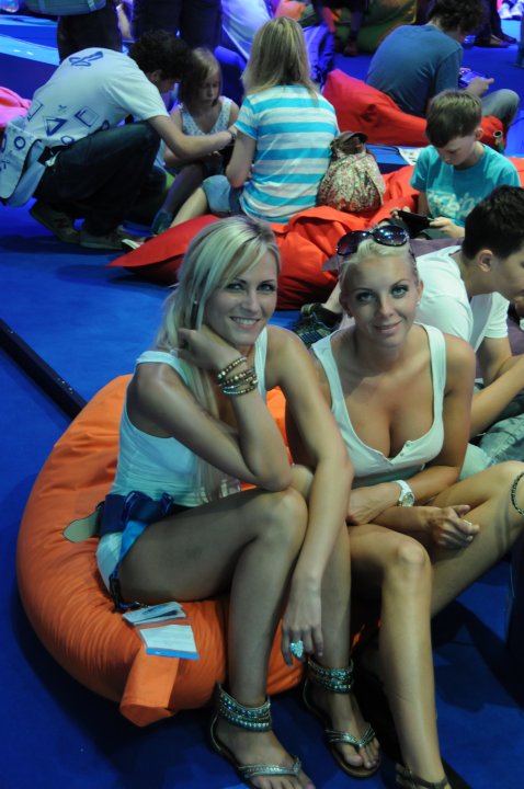 Gamescom: Kuvasatoa seksikkäimmistä messutytöistä