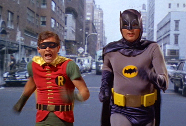 Antelias Batman tarjoilee pelejään edullisesti kauppapaikalla