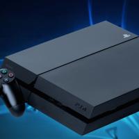 PS4 ja ohjain sinisellä pohjalla