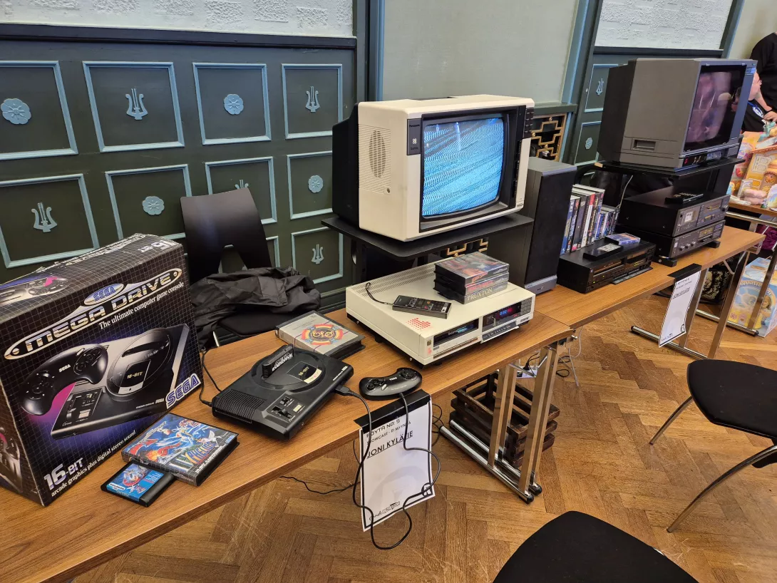 Finnish Retro Con – Mega Drive -pöytä