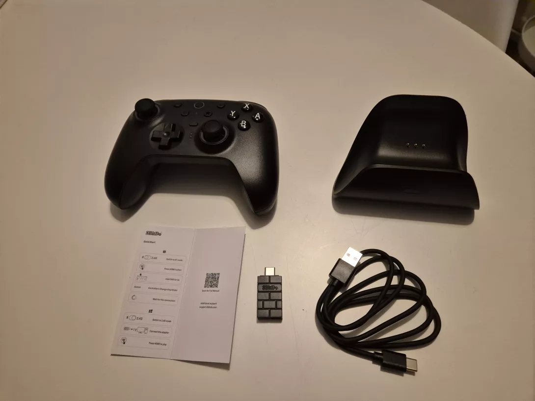8BitDo Ultimate 2 Bluetooth Controller – kaikki mukana tulevat