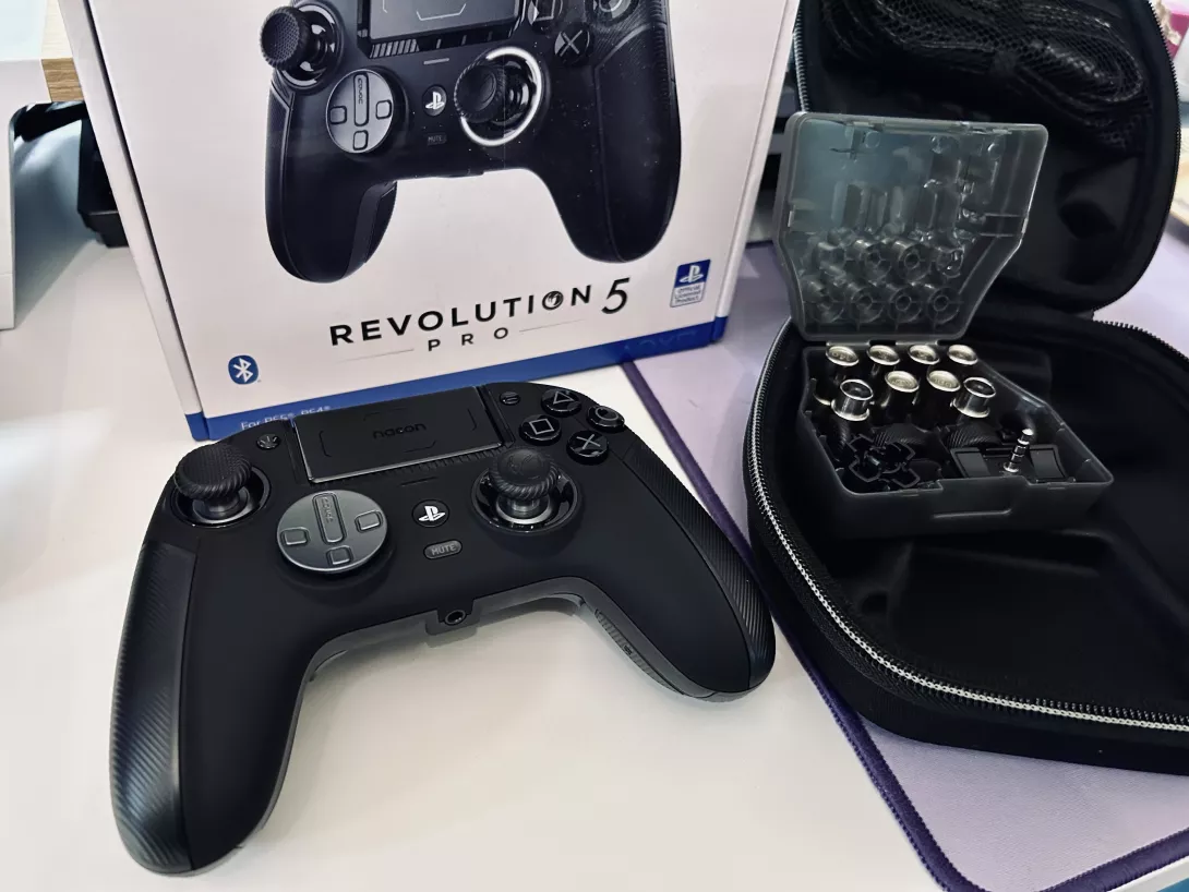 Nacon Revolution 5 Pro playstation koko paketti.jpeg