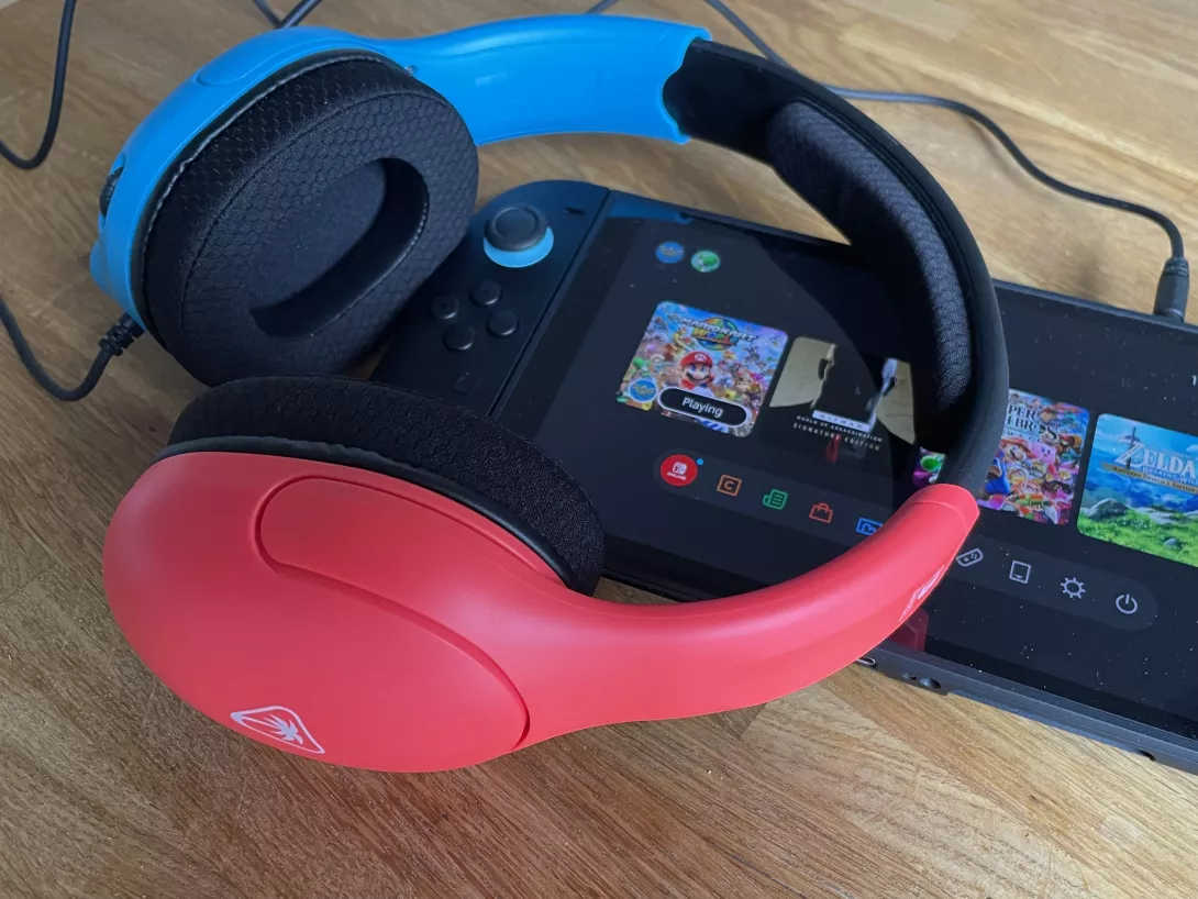 Turtle Beach Airlite Fit kuulokkeet ja Switch 2 pöydällä