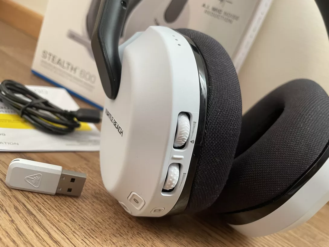 Turtle Beach Stealth 600 Gen 3 -kuulokkeet ja dongle