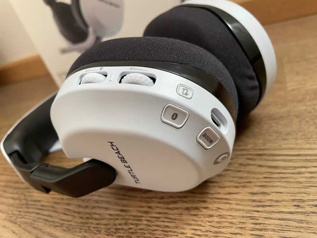 Turtle Beach Stealth 600 Gen 3 -kuulokkeet ja napit