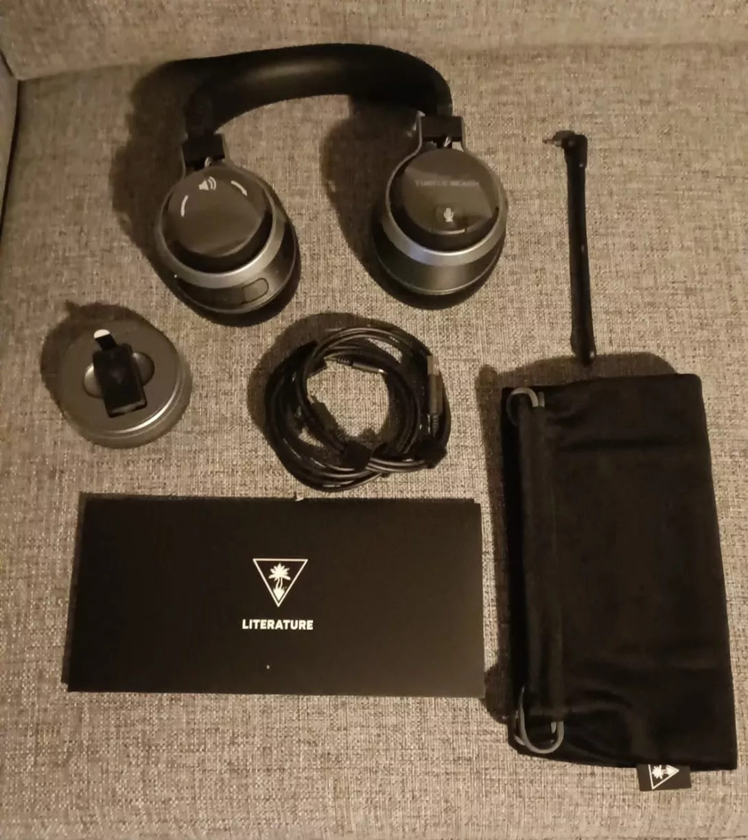 turtle Beach Stealth Pro laatikon kaikki osat.jpg