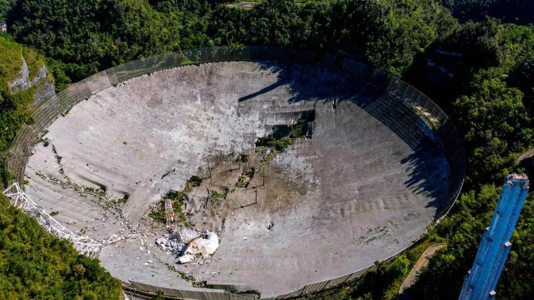 Puerto Ricossa sijainnut Arecibon radioteleskooppi jälkeen